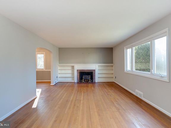 Family/Living Room.    Fresh paint... Hardwoods!