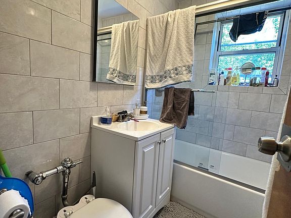 5th image of 111 Bruce Ave APT 6