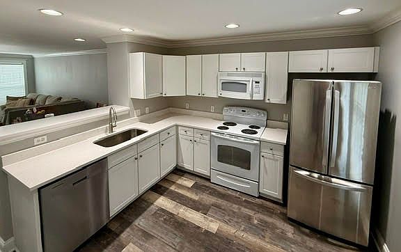 4th image of 1725 Harvey Mitchell Pkwy S APT 1715