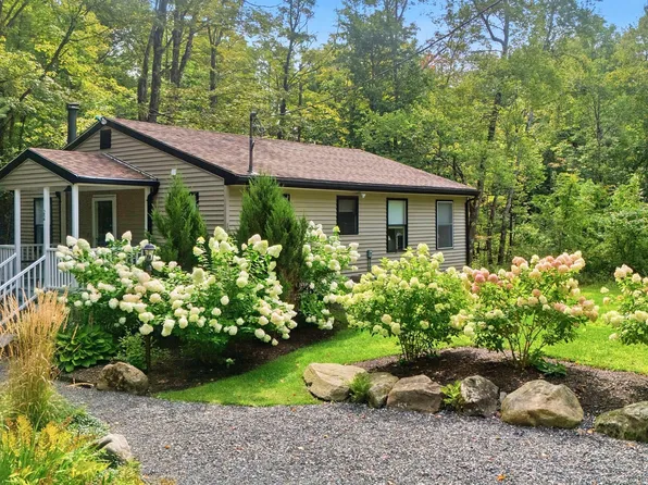 22 Dawn Dr, Becket, MA 01223