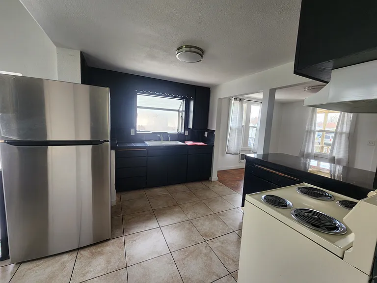 424 W Chestnut St — Photo 6