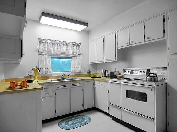 3rd image of 768 Hawthorne Dr