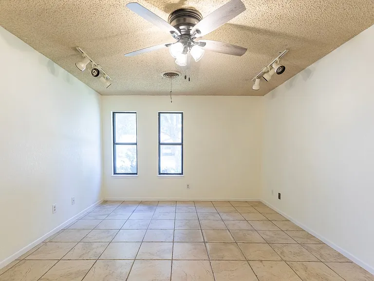 2601 Edgemont Dr — Photo 5