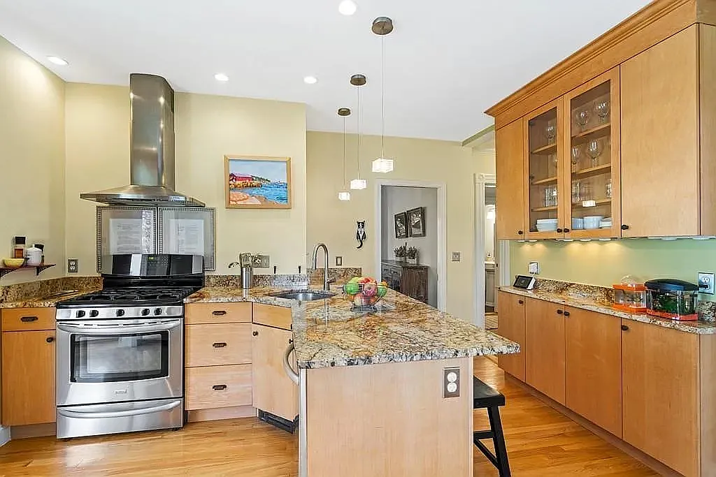 5 bed, 1.5 bath, 1754 sqft, $4,500 — Photo 1