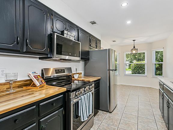 3rd image of 625 Emerald Ln