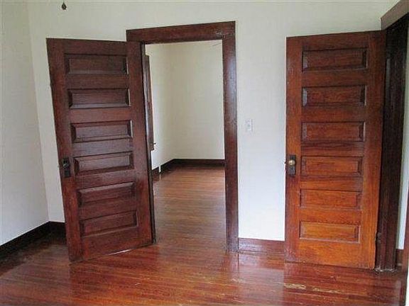 5th image of 218 E Myrtle Ave