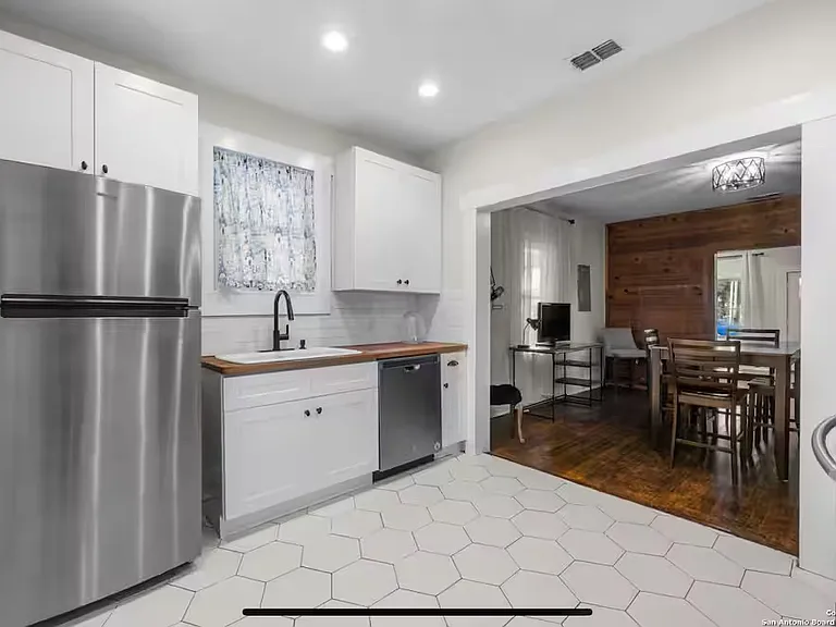 330 E Myrtle St — Photo 11