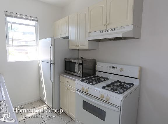 4th image of 1441 W Oakdale Ave #Ch