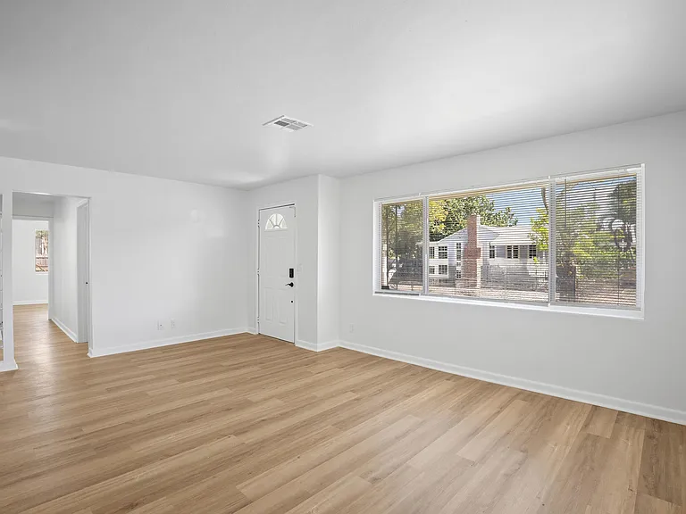 401 42nd St — Photo 7