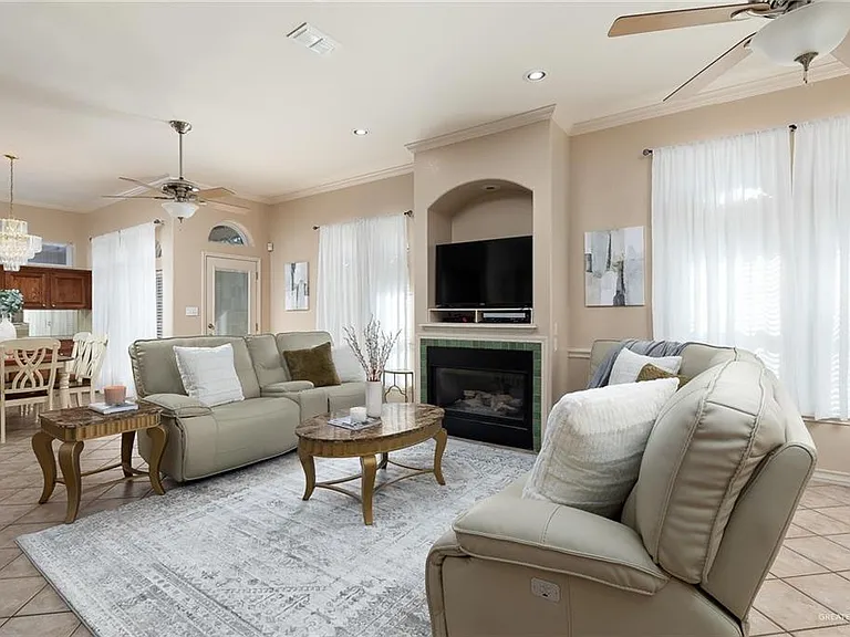 818 Hill Country Rd — Photo 4