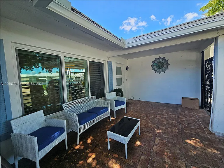 2661 NW 4th Ave — Photo 3