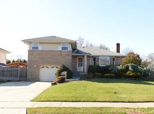 10 Avon Rd, Farmingdale, NY 11735