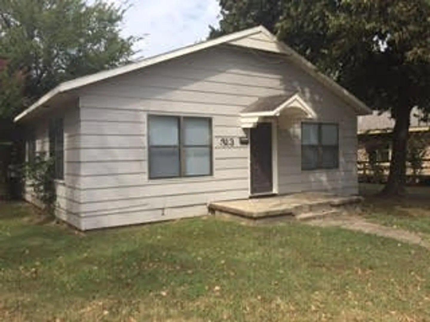 Comfortable living in this 3-bedroom, 1-bath home — Photo 1