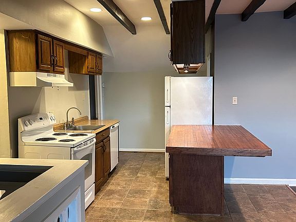 4th image of 212 Main St APT 3