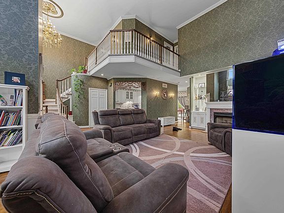 4th image of 212 Victoria Ct