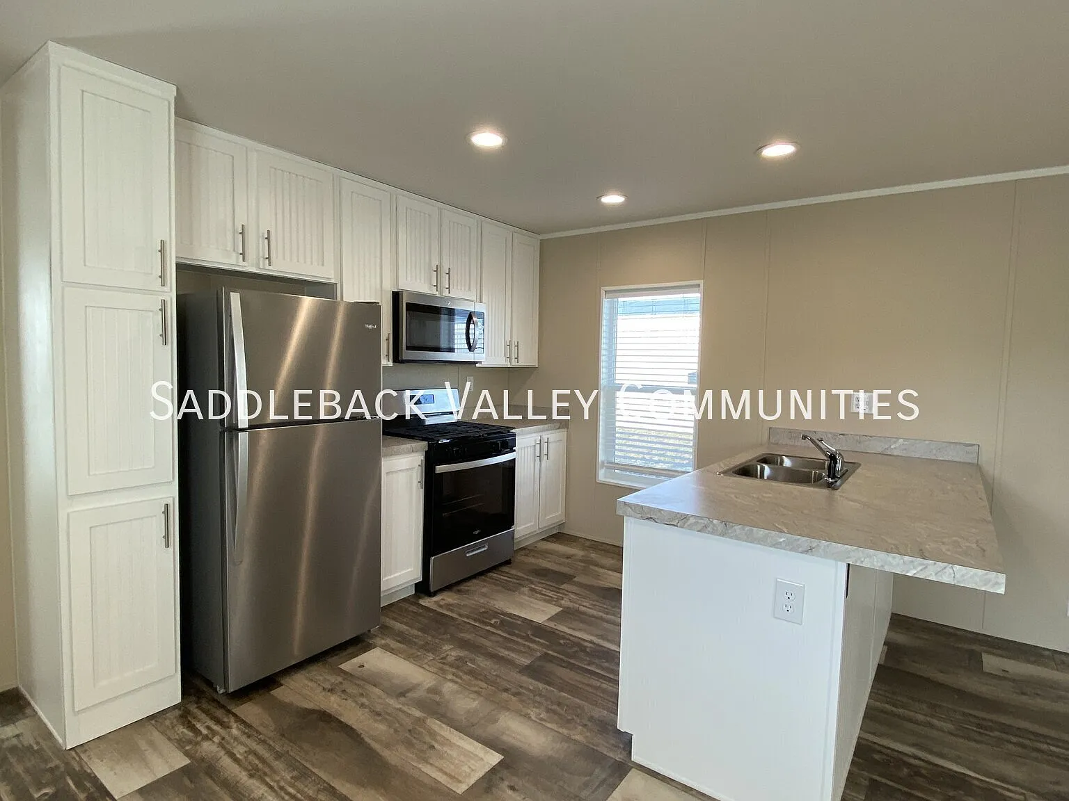 Like New Modern 3 Bedroom, 2 Full Bathroom — Photo 1