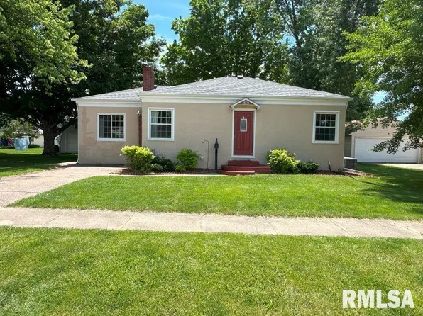 611 13th St, De Witt, IA 52742