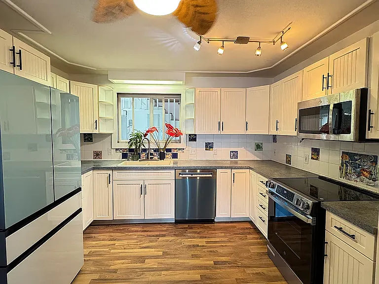 4 bed, 3400 sqft, $4,975 — Photo 3