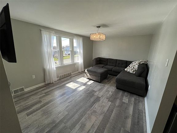 4th image of 20 Burlington Ave