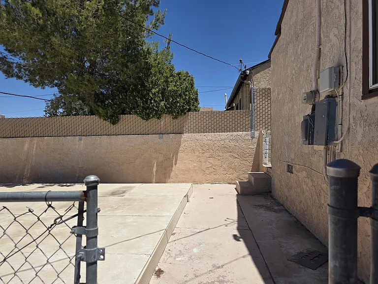 101 W Desert View Dr — Photo 6