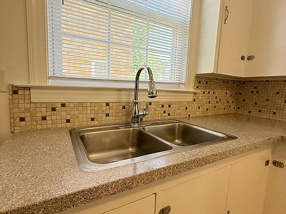 4th image of 735 E 52nd St APT 1