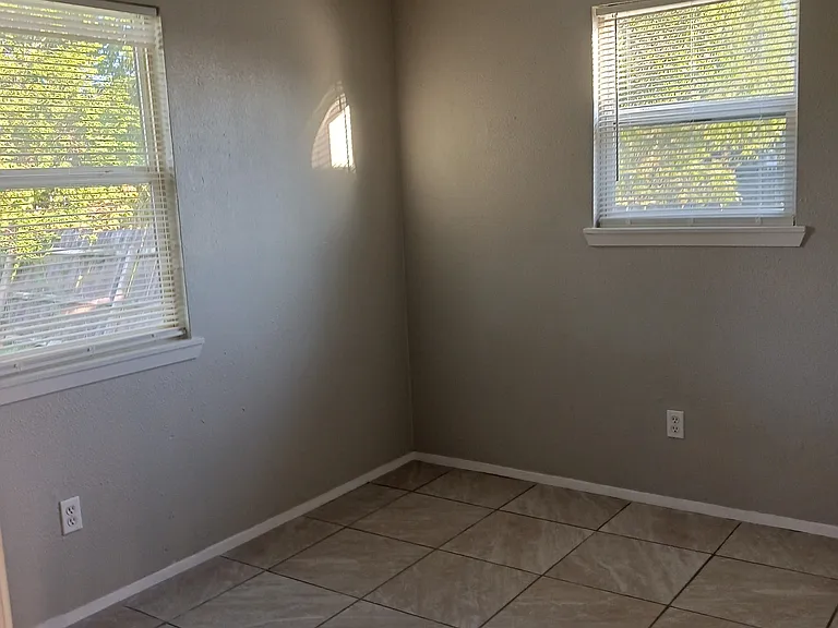 330 S Algeria St — Photo 9