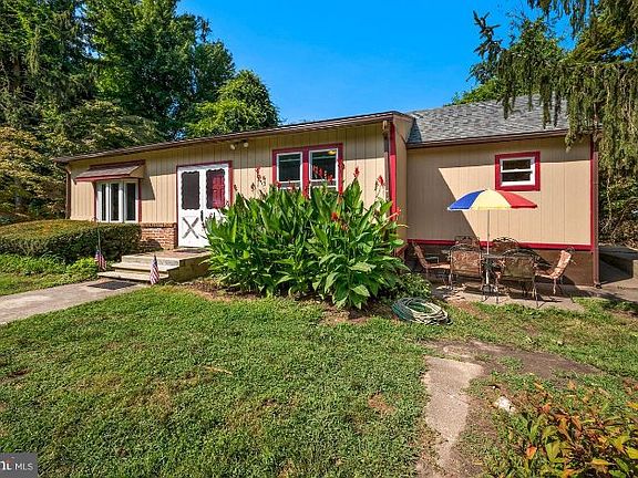 3rd image of 224 Sunnyhill Ave