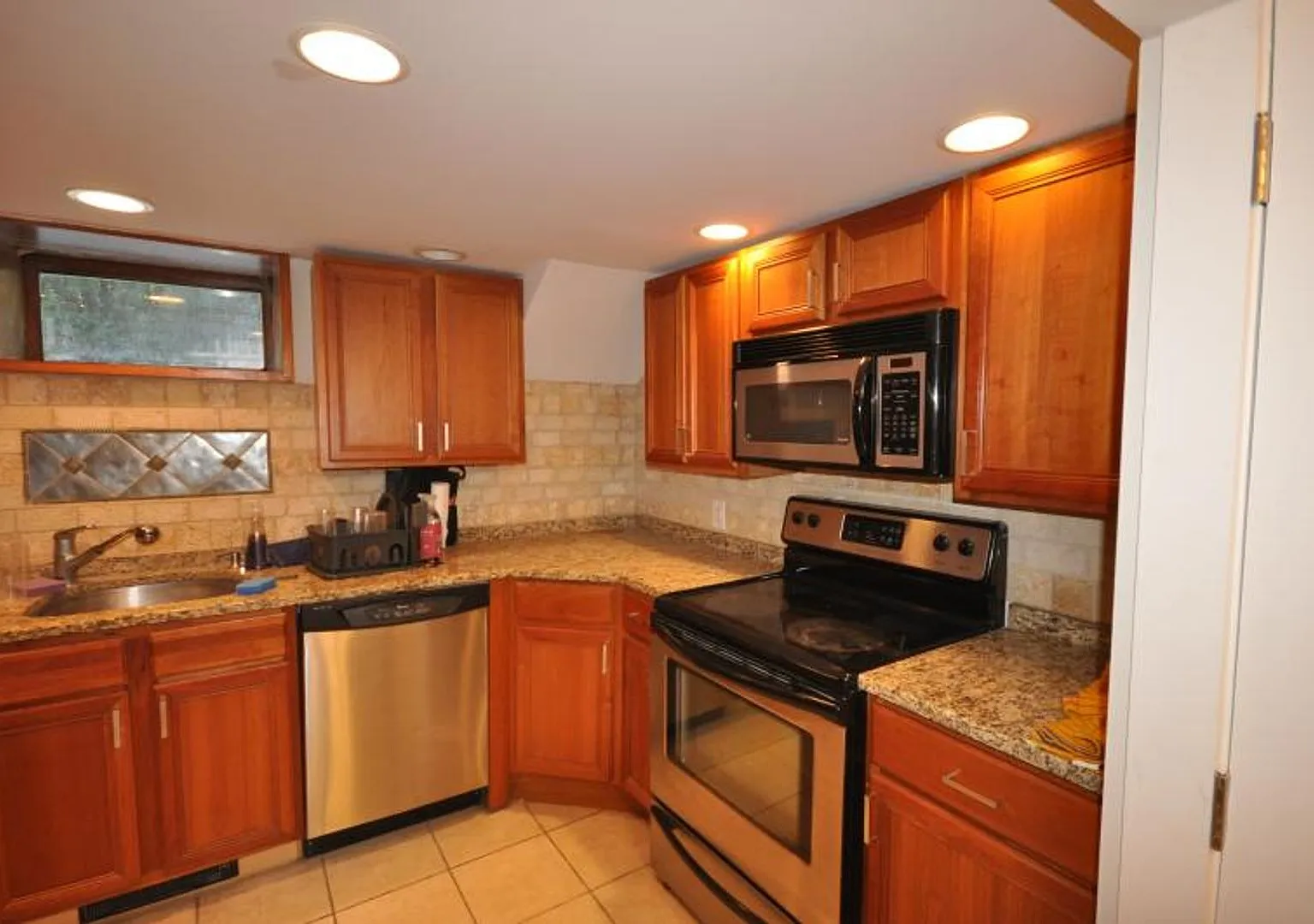Single-Family in South End , In-Unit Washer and Dryer, New Kitchen Appliances — Photo 2