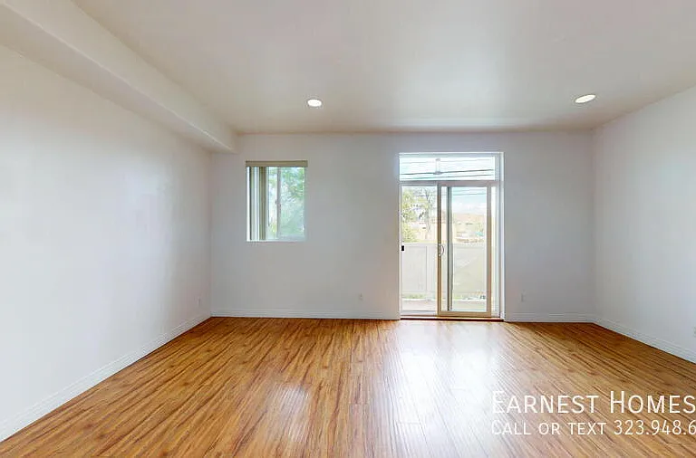 11622 Oxnard St — Photo 3