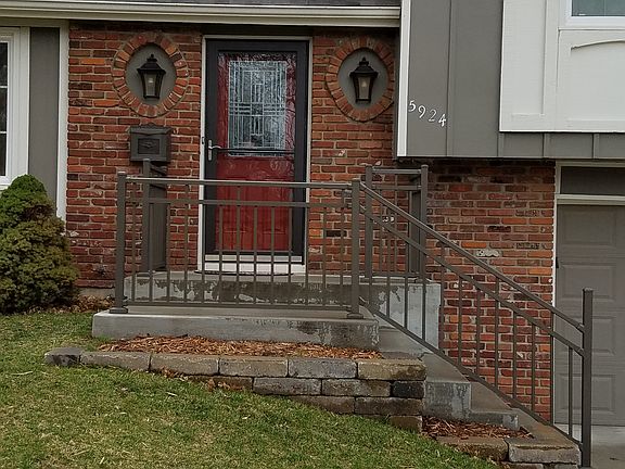 Front Porch w/ Aluminum Rail