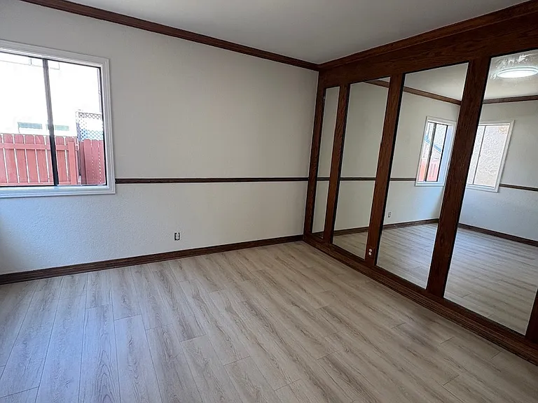 2800 W Victory Blvd — Photo 9