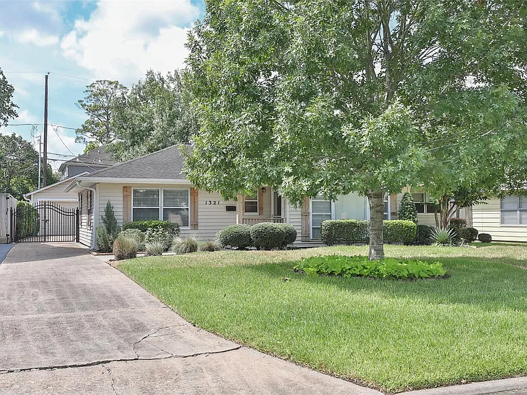 1321 Thornton Rd — Photo 2