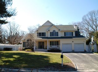 8 Bay Dr E, Huntington, NY 11743