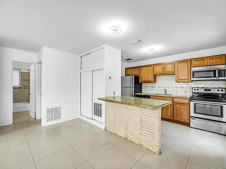 2107 NE 15th Ave — Photo 8