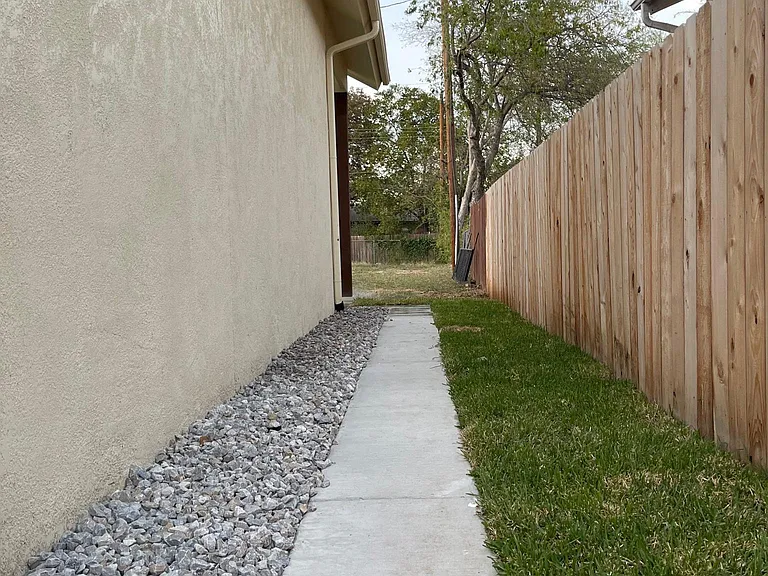 215 W Rochelle Rd — Photo 14