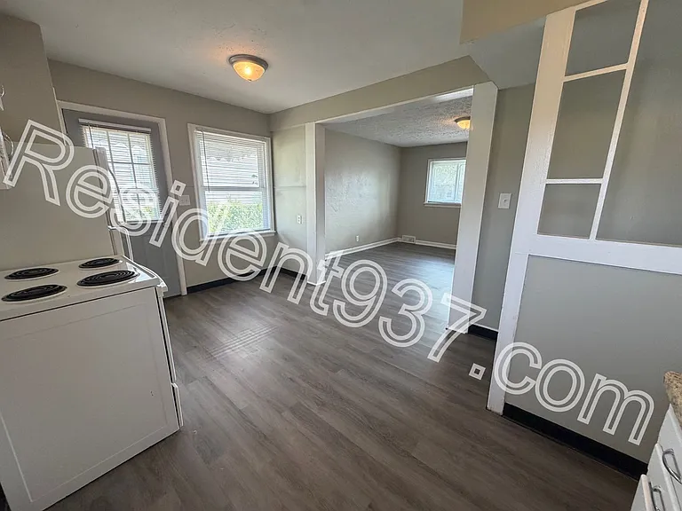 1047 Blakley Dr — Photo 8