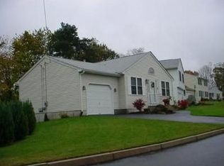 8 Pond View Dr, West Warwick, RI 02893