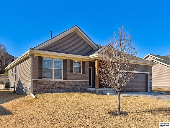 2nd image of 2209 Park Crest Dr