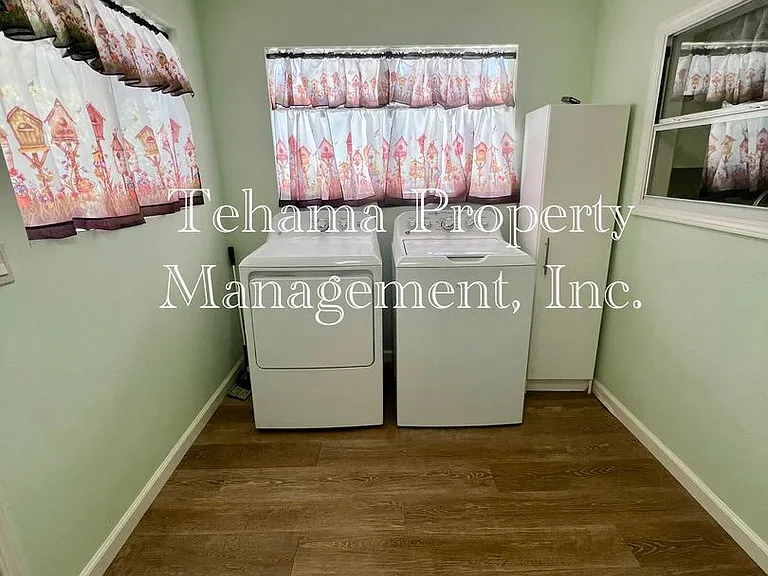 23353 Hamilton Ave — Photo 4