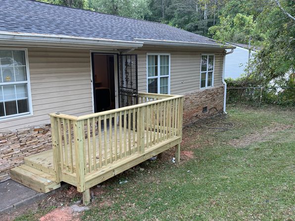 911 Stonewall Dr SE