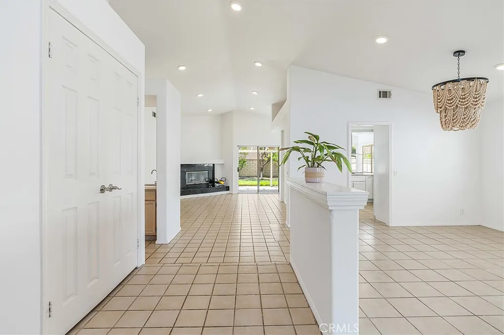 4 bed, 2.5 bath, 2332 sqft, $4,650 — Photo 3
