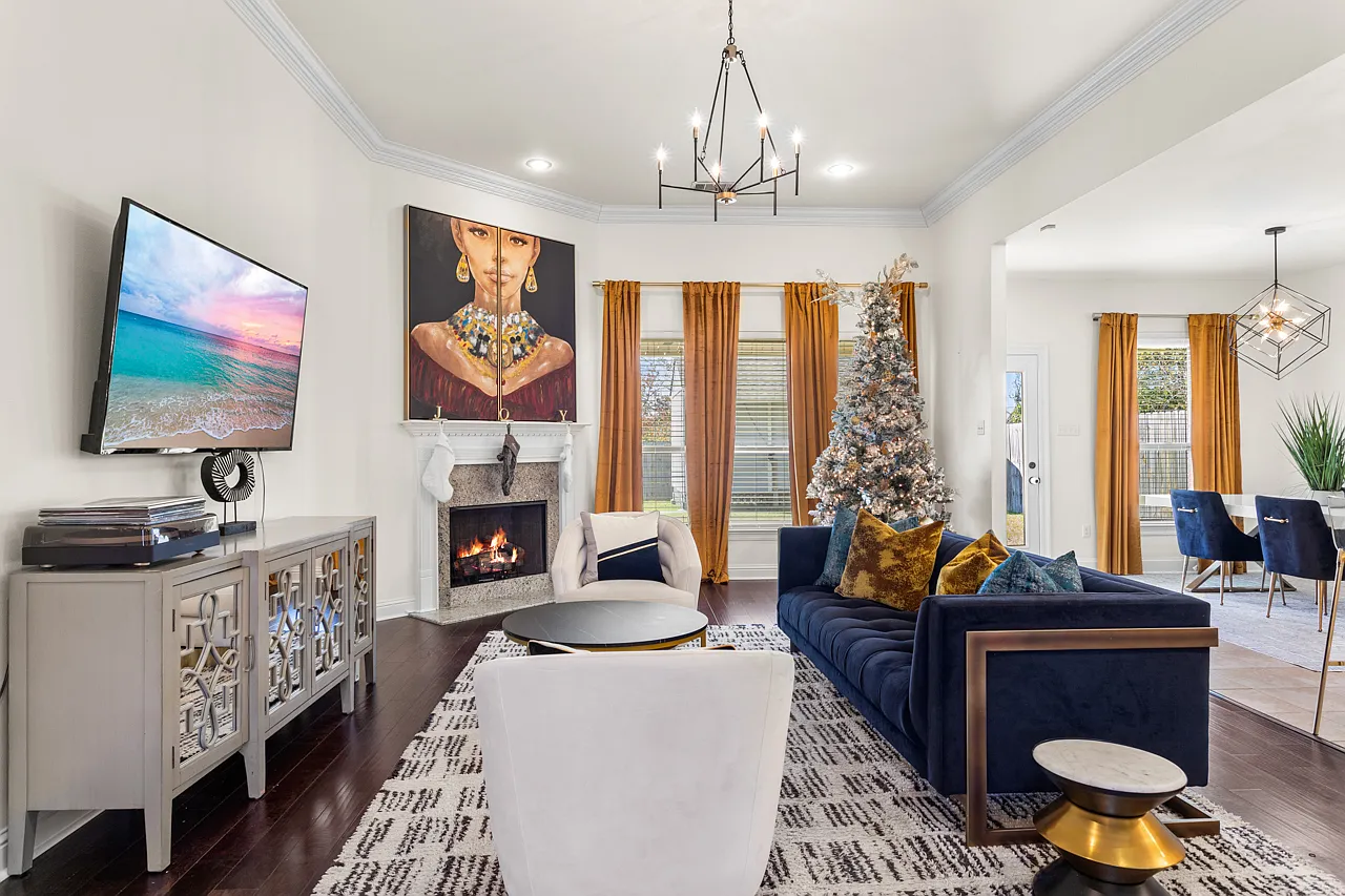 4 bed, 1939 sqft, $2,300 — Photo 1