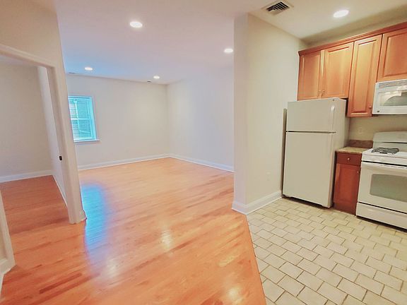 2nd image of 162 Bedford St #5