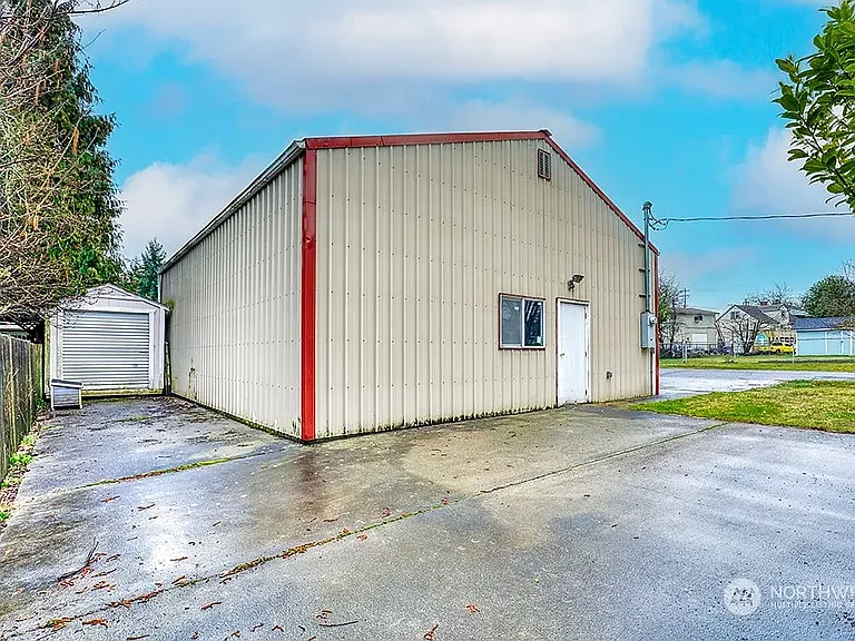 205 S 107th St — Photo 11