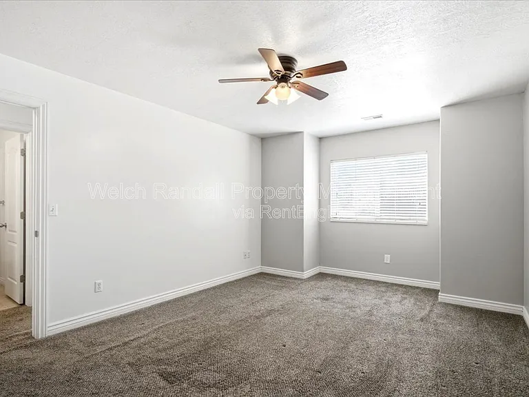672 E Clearwater Dr N — Photo 16