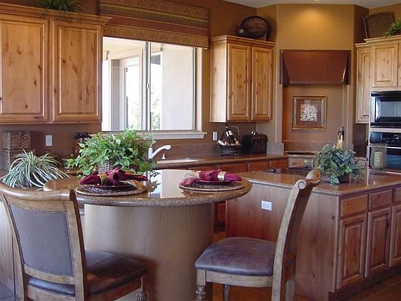Kitchen w/island