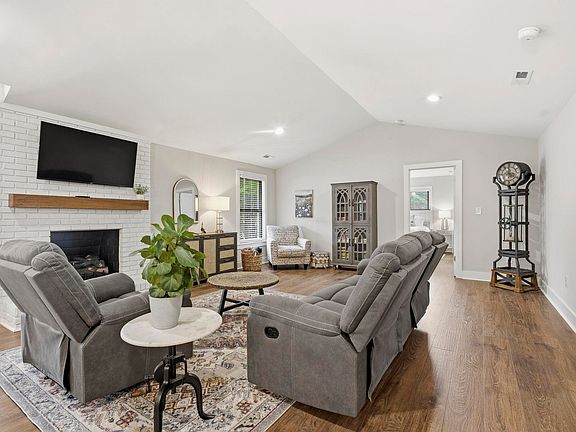 5th image of 207 Oates Ave