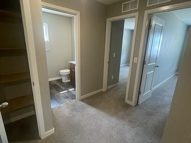2nd level hallway showing the linen closet, bathroom, and 2 bedrooms