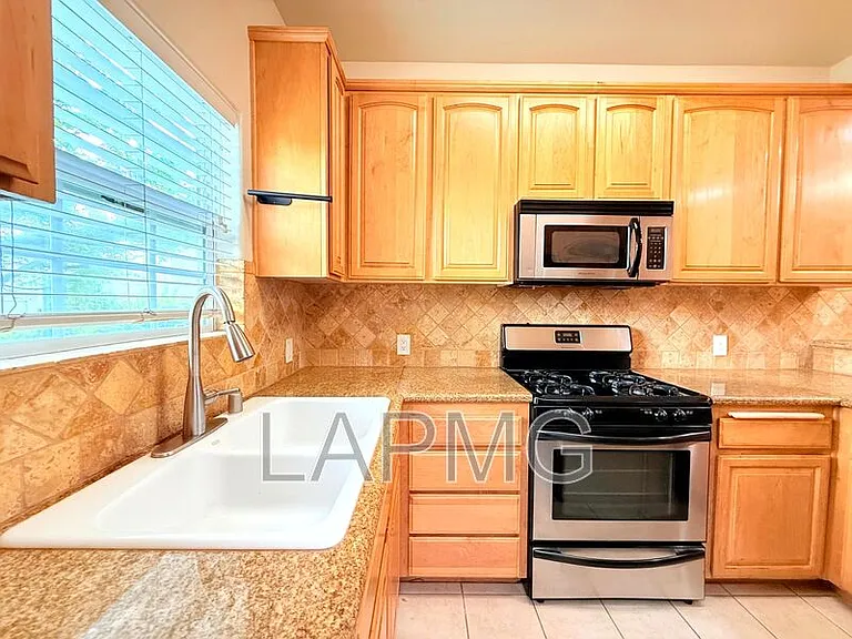 12217 Moorpark St #9 — Photo 7