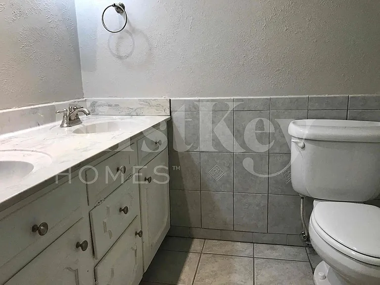 2710 Peachtree Ln — Photo 46